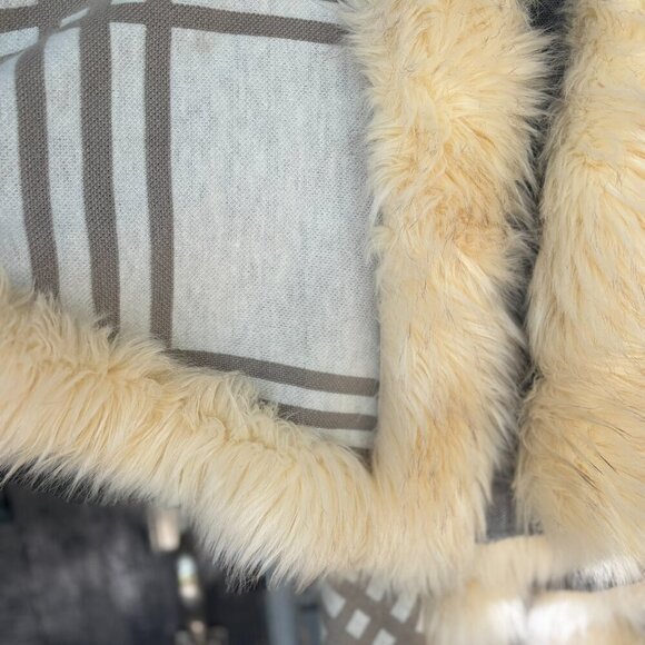 Cozy & Elegant Chic Plaid Faux Fur Trim Cape Shawl – Winter Fashion - Picture 5 of 9